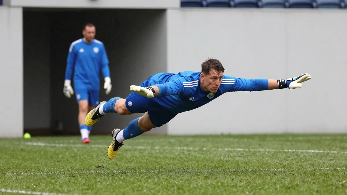 Leicester City have signed 35-year-old Welsh goalkeeper Dai Cornell on a one-year contract to provide cover following...