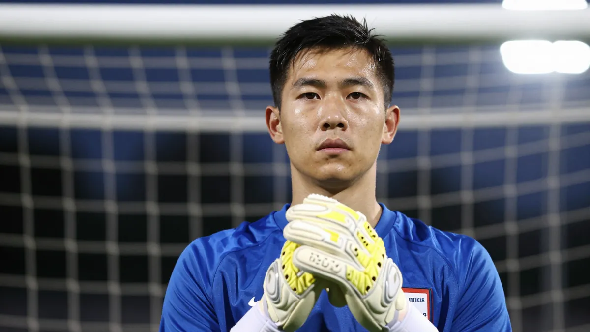Bolton target ex-Leicester City keeper Begovic amid Championship push